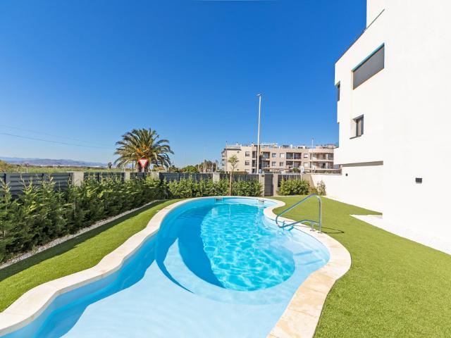Elegante Chalet Frente al Mar Cerca de Valencia
