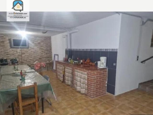 Elegante Chalet Pareado en Venta de Baños Ideal para Familias