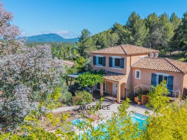 ÉLÉGANTE DEMEURE AVEC PISCINE ET PANORAMA DÉGAGÉE