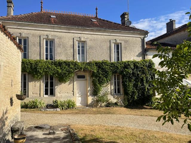 Elégante demeure de caractère 530m² Saint Pierre de Juillers