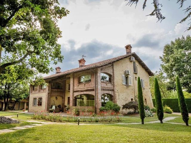 Elegante dimora con 1 ha di terreno, piscina e campo da tenn. 962m² Villanova Mondovì