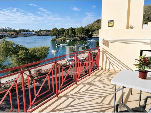 Elegante dúplex de 2 dormitorios dobles con vistas al lago, gran terraza y parking comunitario