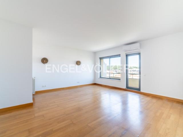 Elegante Duplex T2 com Terraço, Garagem e Vista Desafogada em Campolide