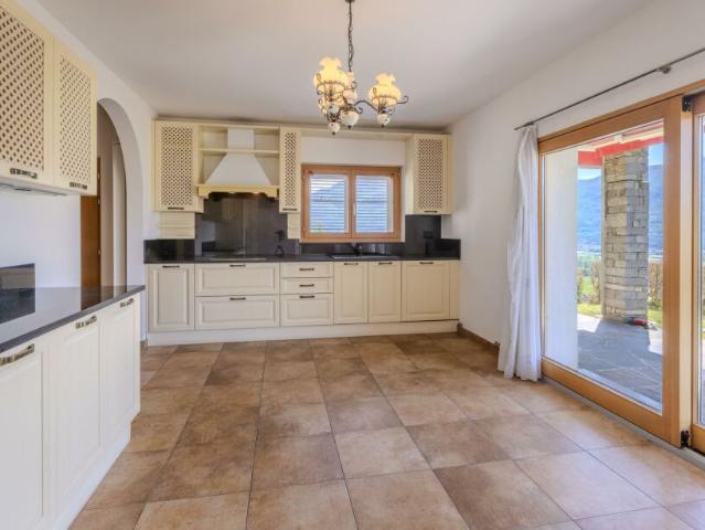 ELEGANTE E AMPIA VILLA VISTA LAGO AD AGARONE CUGNASCO