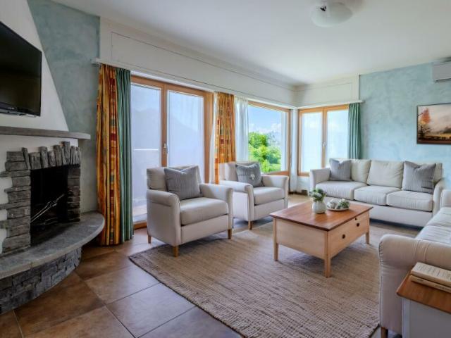 ELEGANTE E AMPIA VILLA VISTA LAGO AD AGARONE CUGNASCO