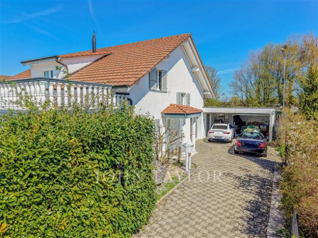 Elegante Familienvilla mit Pool
