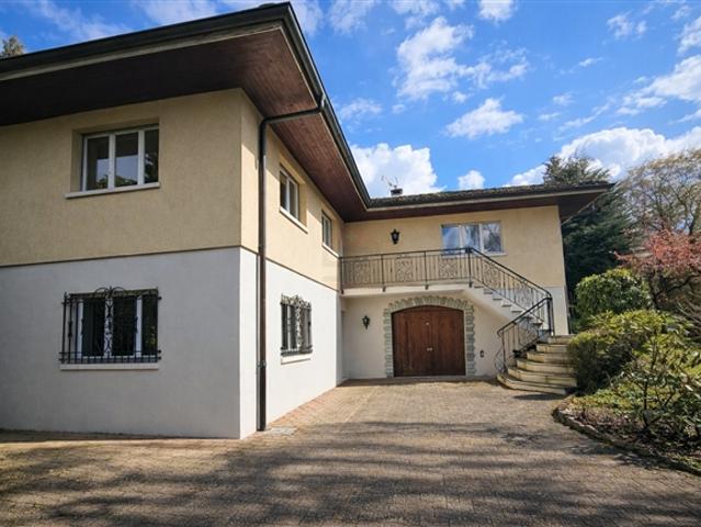 Elegante freistehende Villa mit großzügigen Volumina auf einem wunderschön gestalteten Grundstück von 1.088 m²