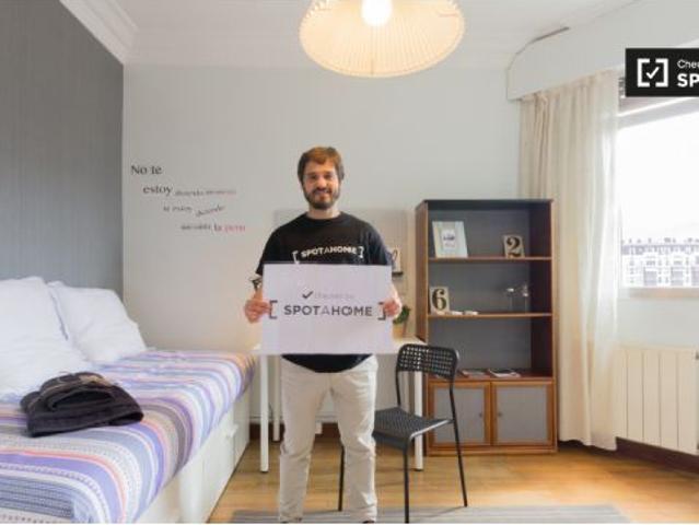 Elegante habitación con amplio espacio de almacenamiento en el apartamento de 3 dormitorios, Rekalde