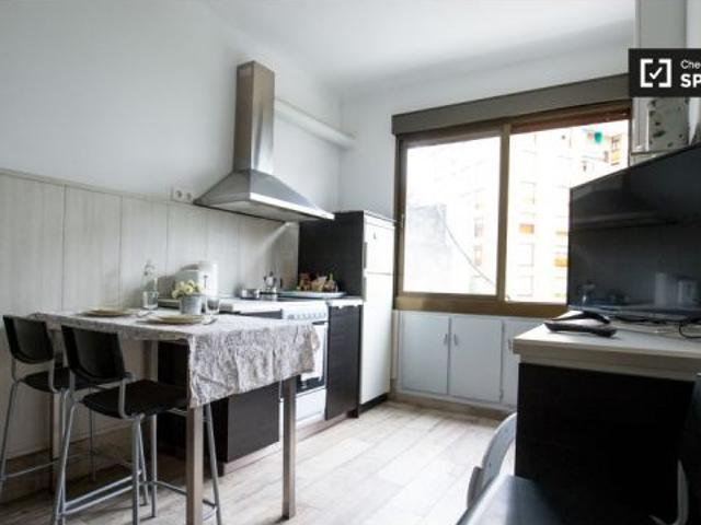 Elegante habitación con parejas permitidas en un apartamento de 3 dormitorios en Uribarri