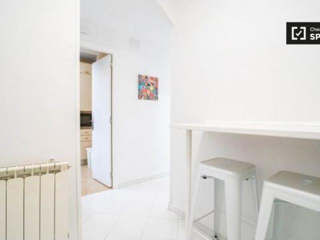 Elegante habitación en alquiler en apartamento de 5 dormitorios en Ciudad Lineal