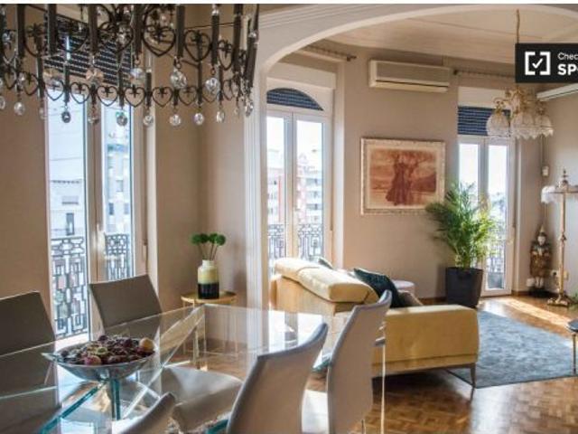 Elegante habitación en alquiler en el apartamento de 4 dormitorios en L' Eixample