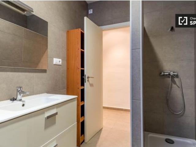 Elegante habitación en alquiler en el apartamento de 5 dormitorios en L' Eixample