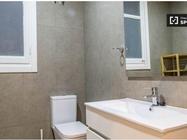 Elegante habitación en alquiler en el apartamento de 5 dormitorios en L' Eixample