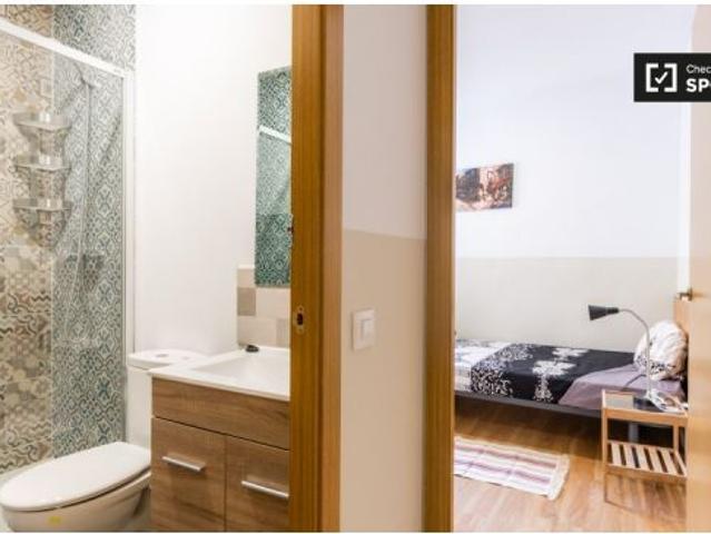 Elegante habitación en alquiler en el apartamento de 6 dormitorios en El Raval