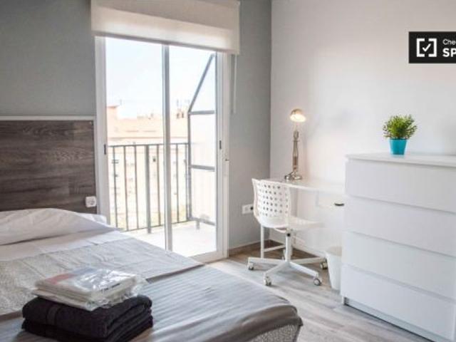 Elegante habitación en alquiler en un apartamento de 4 dormitorios en La Saïdia
