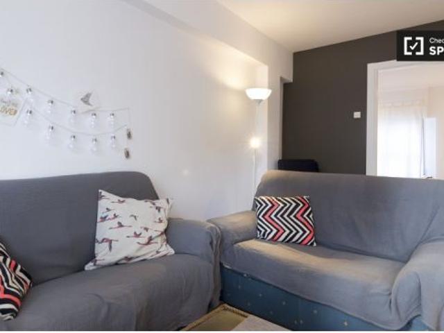 Elegante habitación en un apartamento de 3 dormitorios en Begoña, Bilbao