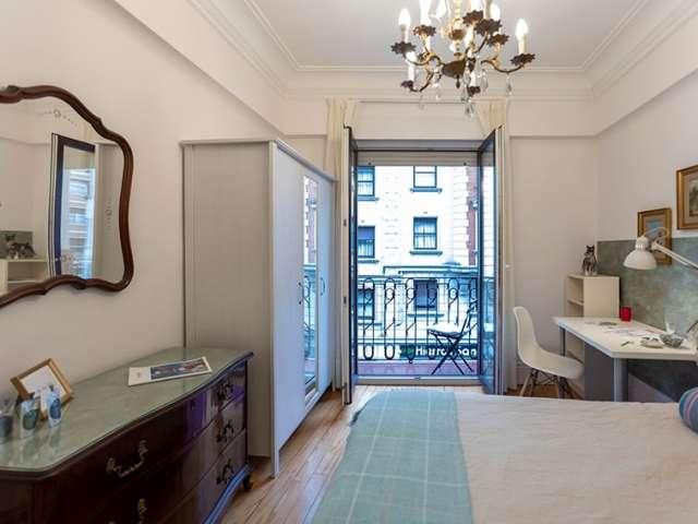 Elegante habitación en un apartamento de 7 dormitorios en Indautxu, Bilbao