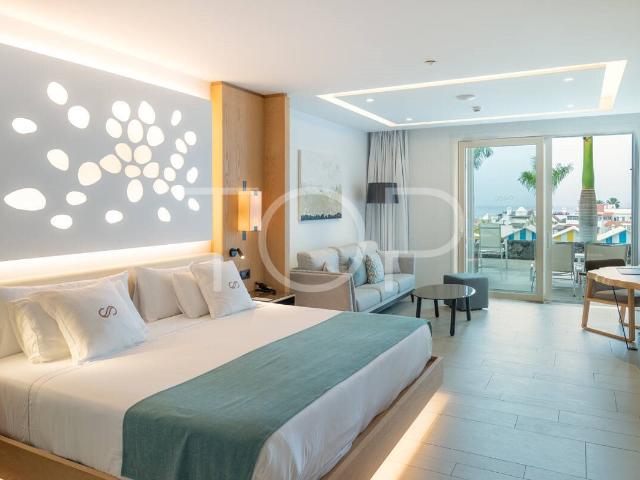 Elegante Junior Suite con terraza y vistas al mar en Corales. 55m² La Caleta