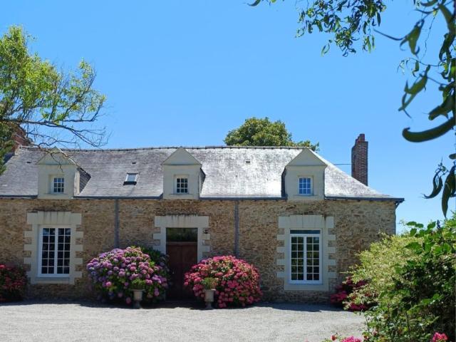 Elégante longère du XVIIème sur 2375 m2 avec piscine