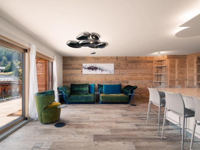 Elegante, luxuriöse Wohnung mit 4,5 Zimmern und Terrasse, privatem Garten und Panoramablick auf die Alpen