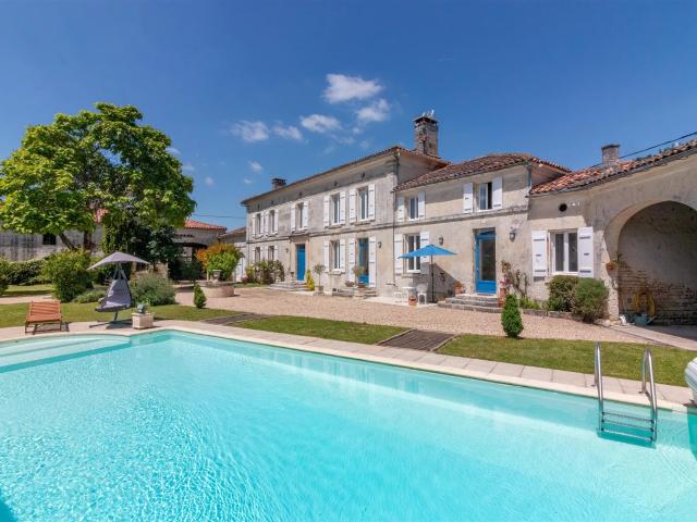 Élégante maison charentaise avec sa piscine et annexe d'invi. 290m² Saint Sulpice de Cognac