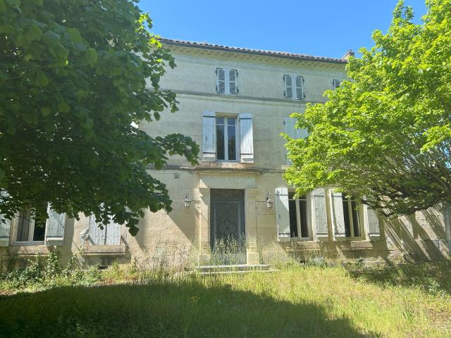 Ancienne propriété viticole avec maison bourgeoise 232 m2 et dépendance de 244 m2