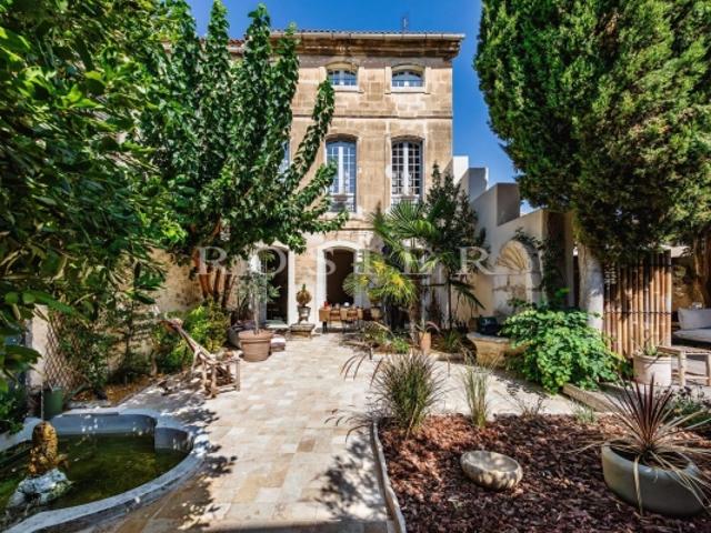 Élégante maison bourgeoise du XVIIème entièrement rénovée avec bassin