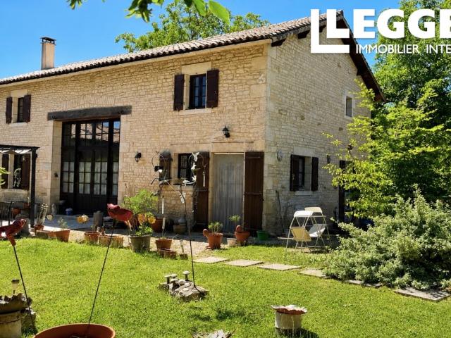 Élégante maison d'architecte aménagée dans une ancienne grange avec jardins paysagers