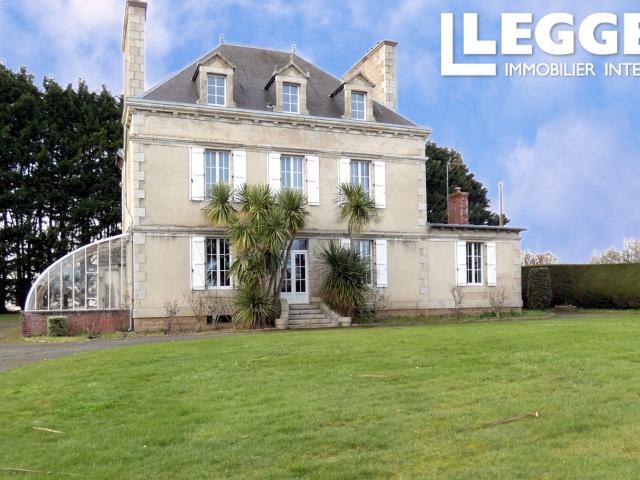 Élégante maison d'armateur à rénover avec grande dépendance nichée dans un parc clos aux abords de Paimpol
