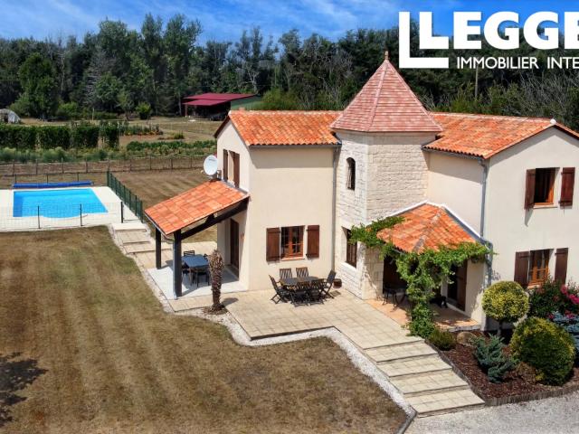 Élégante maison de campagne avec tour, 3 chambres, piscine et superbe cachet extérieur