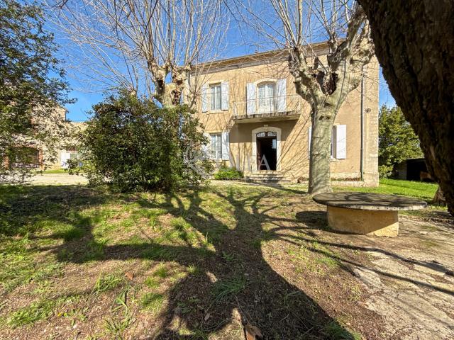 Elégante maison de caractère, de 200m² sur une terrain de 80. 207m² Uzès