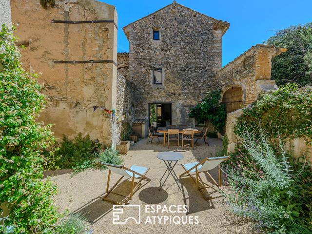 Elégante maison de hameau en pierre et sa cour secrète en Luberon