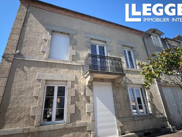 Élégante Maison de Maître avec Appartement Indépendant, Grange et Parking Privé – Un Bien de Caractère