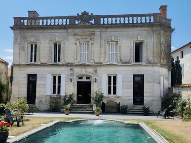 Élégante Maison de Maître avec Gîte, Jardin et Piscine