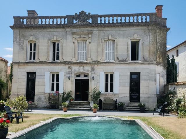 Majestique Maison de Maître avec gîte, beau jardin avec magnifique piscine, commerces à pied