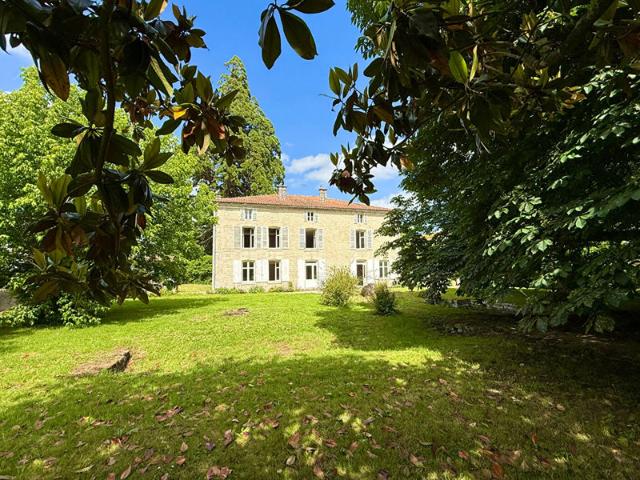 Élégante maison de maître avec de vastes dépendances et 5 642 m² de jardins