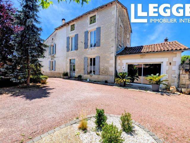 Élégante Maison de Maître avec dépendances au cœur de Verteuil sur Charente 3 chambres