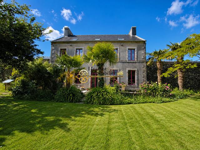 ELEGANTE MAISON DE MAITRE ANCIEN PRESBYTERE SUR TERRAIN CONSTRUCTIBLE DE 2 700 M2