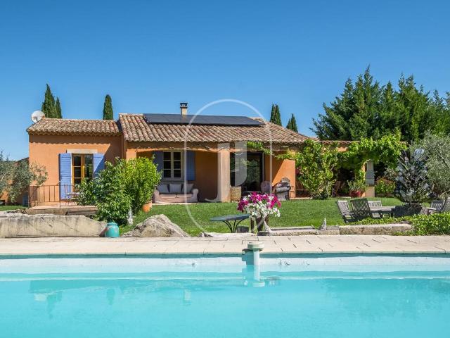 Elégante maison de plain pied avec piscine et grand terrain. 153m² Mazan