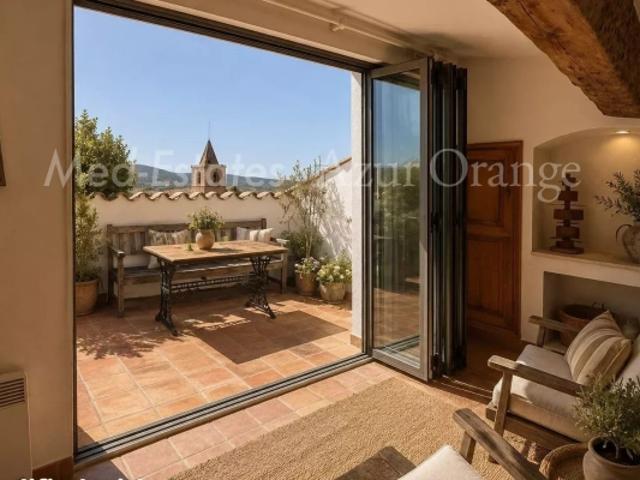 Élégante maison de village de caractère avec terrasse sur les toits au cœur de Grimaud