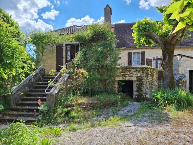 Élégante maison de village en pierre avec jardin, terrasse et dépendances – 120 m²