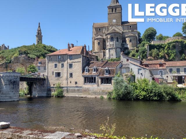 Élégante maison de ville avec jardin donnant sur la rivière et potentiel de revenus – Montmorillon