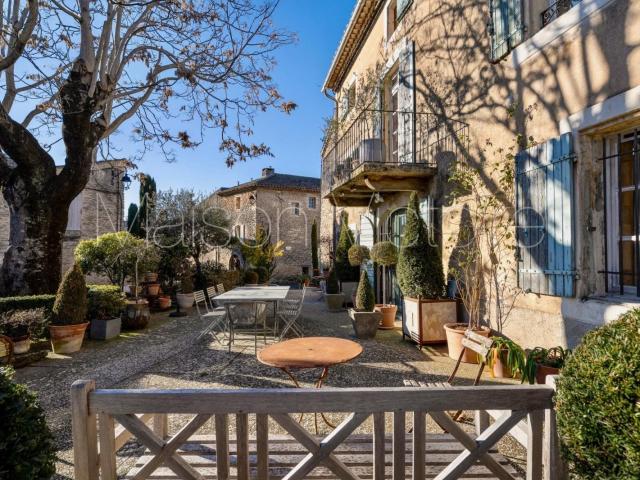 Élégante maison du 18e siècle au coeur du village. 260m² Cabrières d'Avignon