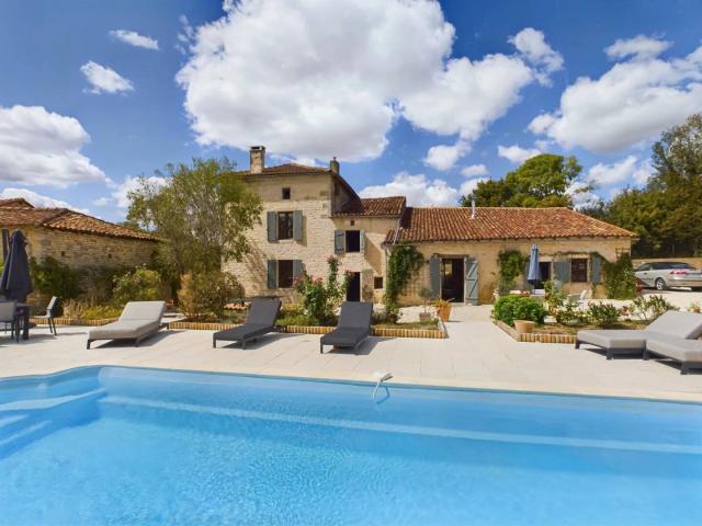 Élégante maison en bordure de village avec piscine, jardins et p