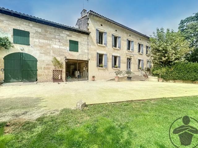 Élégante Maison en Pierre au Bord de la Dronne