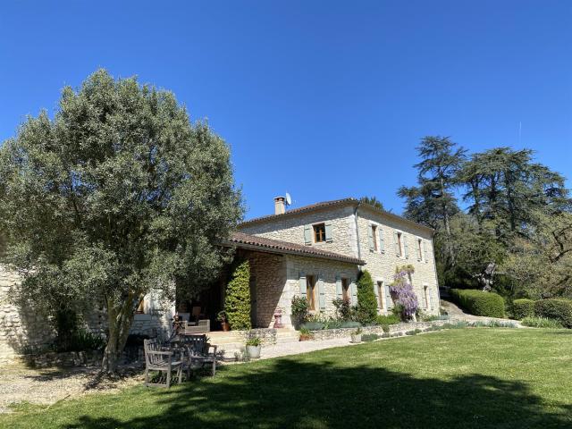 Élégante Maison en Pierre avec Vue Panoramique sur les Pyrén. 252m² Castéra Verduzan