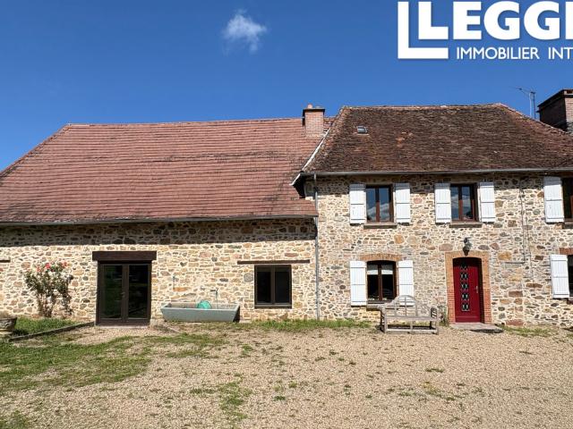 Élégante maison en pierre de 5 chambres avec impressionnante grange rénovée et dépendances à Saint Priest Ligo
