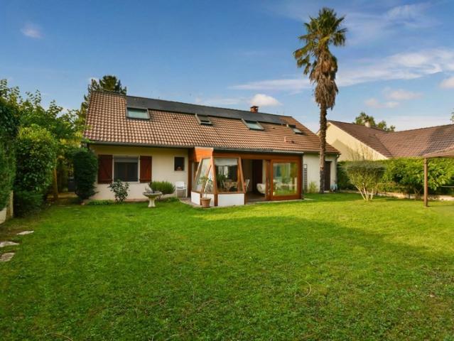 Elégante maison Familiale de 8 pièces 180m² avec Vie de Plain Pied 6 Chambres DPE C Véranda et terrain arboré de 756m²