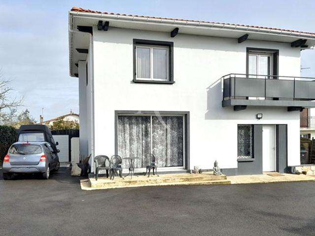 Élégante maison familiale rénovée au coeur de Saint Pierre du Mont