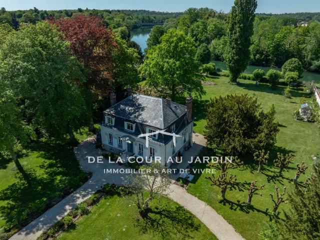 Elégante maison Mansart du XIXe avec jardin arboré et vue sur la Marne